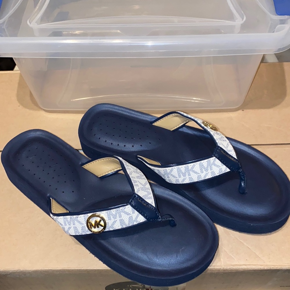 ✨BRAND NEW✨Michael Kors Navy Blue Platform Flip Flops